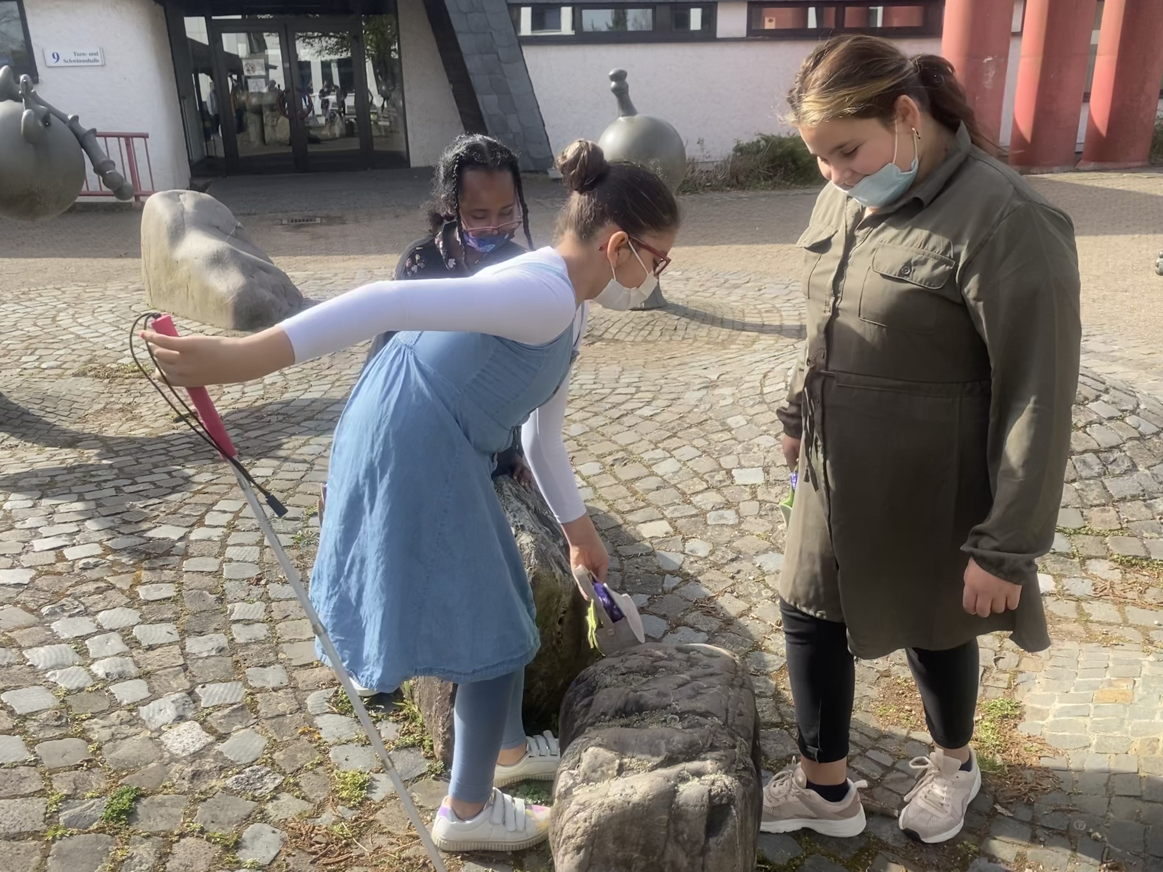 Sch%C3%BClerinnen%20und%20Sch%C3%BCler%20bei%20der%20Ostersuche Sch%C3%BClerinnen%20und%20Sch%C3%BCler%20bei%20der%20Ostersuche